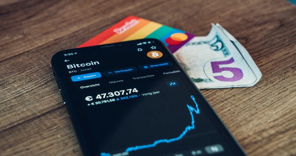 Sparrow Wallet : sécurisez vos bitcoins facilementon brown wooden table